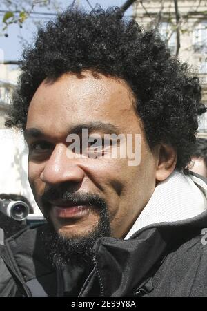 Der umstrittene französische Humorist Dieudonne (und Kandidat für die bevorstehenden Präsidentschaftswahlen) führt am 22. April 2006 eine Demo gegen die "Diskriminierungen zwischen Opfern" am Place de la Republique in Paris an. Dieudonne behauptet, dass die Reaktionen der Medien und der Politik je nach Herkunft der Opfer unterschiedlich sind. Foto von Mehdi Taamallah/ABACAPRESS.COM Stockfoto