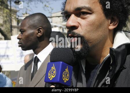 Der umstrittene französische Humorist Dieudonne (und Kandidat für die bevorstehenden Präsidentschaftswahlen) führt am 22. April 2006 eine Demo gegen die "Diskriminierungen zwischen Opfern" am Place de la Republique in Paris an. Dieudonne behauptet, dass die Reaktionen der Medien und der Politik je nach Herkunft der Opfer unterschiedlich sind. Foto von Mehdi Taamallah/ABACAPRESS.COM Stockfoto