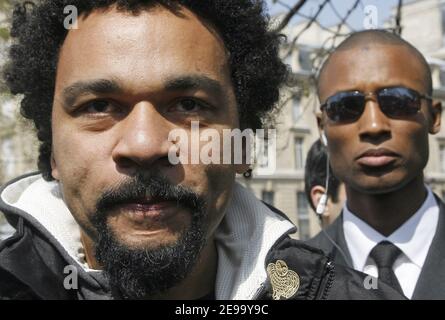 Der umstrittene französische Humorist Dieudonne (und Kandidat für die bevorstehenden Präsidentschaftswahlen) führt am 22. April 2006 eine Demo gegen die "Diskriminierungen zwischen Opfern" am Place de la Republique in Paris an. Dieudonne behauptet, dass die Reaktionen der Medien und der Politik je nach Herkunft der Opfer unterschiedlich sind. Foto von Mehdi Taamallah/ABACAPRESS.COM Stockfoto