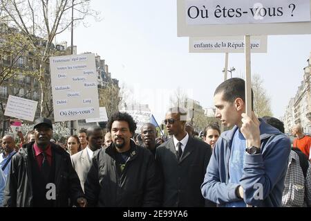 Der umstrittene französische Humorist Dieudonne (und Kandidat für die bevorstehenden Präsidentschaftswahlen) führt am 22. April 2006 eine Demo gegen die "Diskriminierungen zwischen Opfern" am Place de la Republique in Paris an. Dieudonne behauptet, dass die Reaktionen der Medien und der Politik je nach Herkunft der Opfer unterschiedlich sind. Foto von Mehdi Taamallah/ABACAPRESS.COM Stockfoto