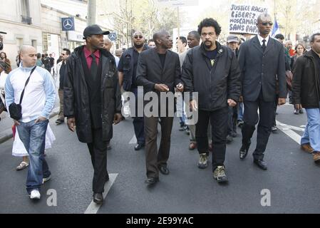 Der umstrittene französische Humorist Dieudonne (und Kandidat für die bevorstehenden Präsidentschaftswahlen) führt am 22. April 2006 eine Demo gegen die "Diskriminierungen zwischen Opfern" am Place de la Republique in Paris an. Dieudonne behauptet, dass die Reaktionen der Medien und der Politik je nach Herkunft der Opfer unterschiedlich sind. Foto von Mehdi Taamallah/ABACAPRESS.COM Stockfoto