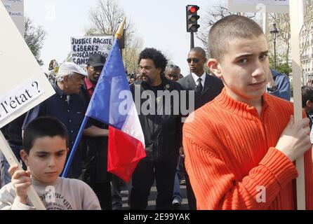 Der umstrittene französische Humorist Dieudonne (und Kandidat für die bevorstehenden Präsidentschaftswahlen) führt am 22. April 2006 eine Demo gegen die "Diskriminierungen zwischen Opfern" am Place de la Republique in Paris an. Dieudonne behauptet, dass die Reaktionen der Medien und der Politik je nach Herkunft der Opfer unterschiedlich sind. Foto von Mehdi Taamallah/ABACAPRESS.COM Stockfoto