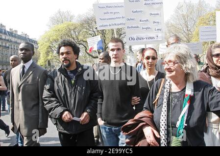 Der umstrittene französische Humorist Dieudonne (und Kandidat für die bevorstehenden Präsidentschaftswahlen) führt am 22. April 2006 eine Demo gegen die "Diskriminierungen zwischen Opfern" am Place de la Republique in Paris an. Dieudonne behauptet, dass die Reaktionen der Medien und der Politik je nach Herkunft der Opfer unterschiedlich sind. Foto von Mehdi Taamallah/ABACAPRESS.COM Stockfoto