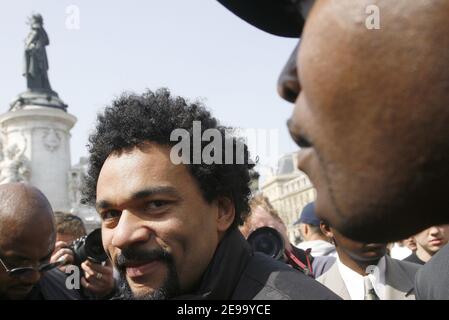 Der umstrittene französische Humorist Dieudonne (und Kandidat für die bevorstehenden Präsidentschaftswahlen) führt am 22. April 2006 eine Demo gegen die "Diskriminierungen zwischen Opfern" am Place de la Republique in Paris an. Dieudonne behauptet, dass die Reaktionen der Medien und der Politik je nach Herkunft der Opfer unterschiedlich sind. Foto von Mehdi Taamallah/ABACAPRESS.COM Stockfoto