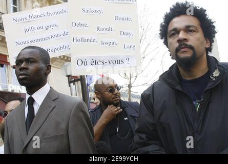 Der umstrittene französische Humorist Dieudonne (und Kandidat für die bevorstehenden Präsidentschaftswahlen) führt am 22. April 2006 eine Demo gegen die "Diskriminierungen zwischen Opfern" am Place de la Republique in Paris an. Dieudonne behauptet, dass die Reaktionen der Medien und der Politik je nach Herkunft der Opfer unterschiedlich sind. Foto von Mehdi Taamallah/ABACAPRESS.COM Stockfoto