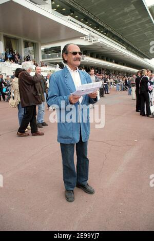 Der französische Schauspieler Gerard Hernandez nimmt am 23. April 2006 an dem von Christophe Soumillon mit Dalyalta gewonnenes Pferderennen "Prix de la Grotte" auf der Pferderennbahn Longchamps in Paris Teil. Foto von Denis Guignebourg/ABACAPRESS.COM Stockfoto