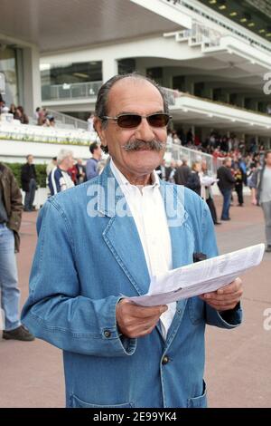 Der französische Schauspieler Gerard Hernandez nimmt am 23. April 2006 an dem von Christophe Soumillon mit Dalyalta gewonnenes Pferderennen "Prix de la Grotte" auf der Pferderennbahn Longchamps in Paris Teil. Foto von Denis Guignebourg/ABACAPRESS.COM Stockfoto