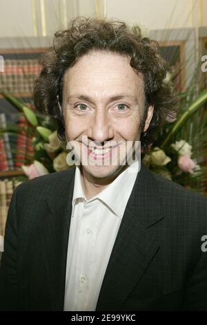 Der französische TV-Moderator Stephane Bern nimmt am 23. April 2006 an der Carte Noire Cine Roman im Hotel Plaza Athenee in Paris Teil. Foto von Laurent Zabulon/ABACAPRESS.COM Stockfoto