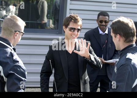 US-Schauspieler Tom Cruise signiert am 26. April 2006 ein Autogramm auf einem DVD-Cover von "Top Gun" an einen französischen Polizisten am Hubschrauberlandeplatz von Issy les Moulinaux in der Nähe von Paris. Kreuzfahrt beschließt, die französische Premiere 'Mission Impossible III' mit dem Hubschrauber zu verbinden. Foto von Bruno Klein/ABACAPRESS.COM Stockfoto