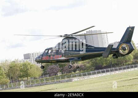 US-Schauspieler Tom Cruise am 26. April 2006 am Hubschrauberlandeplatz von Issy les Moulinaux, in der Nähe von Paris, Frankreich. Kreuzfahrt beschließt, die französische Premiere 'Mission Impossible III' mit dem Hubschrauber zu verbinden. Foto von Bruno Klein/ABACAPRESS.COM Stockfoto