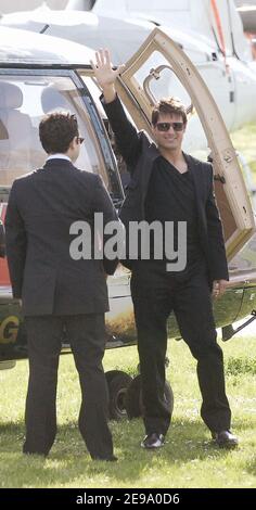 US-Schauspieler Tom Cruise am 26. April 2006 am Hubschrauberlandeplatz von Issy les Moulinaux, in der Nähe von Paris, Frankreich. Kreuzfahrt beschließt, die französische Premiere 'Mission Impossible III' mit dem Hubschrauber zu verbinden. Foto von Bruno Klein/ABACAPRESS.COM Stockfoto