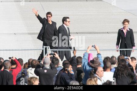 DER US-Schauspieler Tom Cruise kommt am 26. April 2006 mit dem Hubschrauber in La Defense, Paris an, um an der Premiere seines neuesten Films "Mission Impossible III" teilzunehmen. Foto von ABACAPRESS.COM. Stockfoto