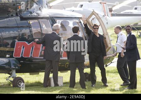 US-Schauspieler Tom Cruise am 26. April 2006 am Hubschrauberlandeplatz von Issy les Moulinaux, in der Nähe von Paris, Frankreich. Kreuzfahrt beschließt, die französische Premiere 'Mission Impossible III' mit dem Hubschrauber zu verbinden. Foto von Bruno Klein/ABACAPRESS.COM Stockfoto