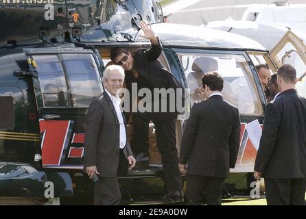 US-Schauspieler Tom Cruise am 26. April 2006 am Hubschrauberlandeplatz von Issy les Moulinaux, in der Nähe von Paris, Frankreich. Kreuzfahrt beschließt, die französische Premiere 'Mission Impossible III' mit dem Hubschrauber zu verbinden. Foto von Bruno Klein/ABACAPRESS.COM Stockfoto