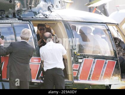 US-Schauspieler Tom Cruise am 26. April 2006 am Hubschrauberlandeplatz von Issy les Moulinaux, in der Nähe von Paris, Frankreich. Kreuzfahrt beschließt, die französische Premiere 'Mission Impossible III' mit dem Hubschrauber zu verbinden. Foto von Bruno Klein/ABACAPRESS.COM Stockfoto