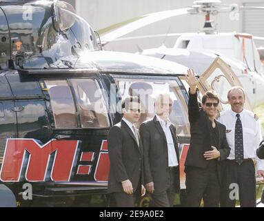 US-Schauspieler Tom Cruise am 26. April 2006 am Hubschrauberlandeplatz von Issy les Moulinaux, in der Nähe von Paris, Frankreich. Kreuzfahrt beschließt, die französische Premiere 'Mission Impossible III' mit dem Hubschrauber zu verbinden. Foto von Bruno Klein/ABACAPRESS.COM Stockfoto