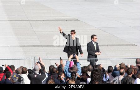 DER US-Schauspieler Tom Cruise kommt am 26. April 2006 mit dem Hubschrauber in La Defense, Paris an, um an der Premiere seines neuesten Films "Mission Impossible III" teilzunehmen. Foto von ABACAPRESS.COM. Stockfoto