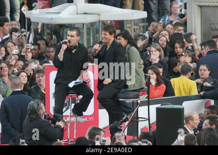 DER US-Schauspieler Tom Cruise kommt am 26. April 2006 mit dem Hubschrauber in La Defense, Paris an, um an der Premiere seines neuesten Films "Mission Impossible III" teilzunehmen. Foto von ABACAPRESS.COM. Stockfoto