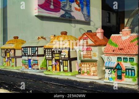 Niedliche Spielzeughäuser an einem Schaufenster, Walmer, Kent, Großbritannien Stockfoto