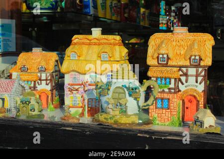 Niedliche Spielzeughäuser an einem Schaufenster, Walmer, Kent, Großbritannien Stockfoto