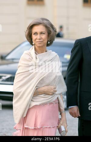 Königin Sofia von Spanien kommt am 29. April 2006 zum privaten Vorgeburtstag von Carl XVI. Gustaf von Schweden im Schloss Drottningholm an. Foto von Nebinger/Orban/ABACAPRESS.COM Stockfoto