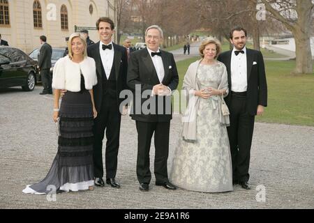 (L bis R) Prinzessin Marie-Chantal, Prinz Pavlos, König Constantin, Königin Anne-Marie und Prinz Nikolaos von Griechenland kommen am 29. April 2006 zum privaten Vorgeburtstag von Carl XVI. Gustaf von Schweden im Drottningholm-Palast an. Foto von Nebinger-Orban/ABACAPRESS.COM Stockfoto