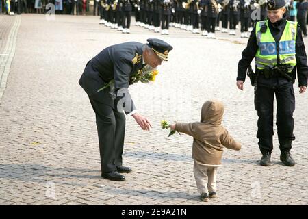 König Carl XVI Gustaf erhält Blumen von Kindern zu seinem 60th. Geburtstag während des Wachwechsels im Stockholmer Königspalast am 30. April 2006 in Stockholm, Schweden. Foto von Orban/Nebinger/ABACAPRESS.COM Stockfoto