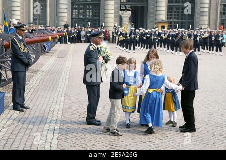 König Carl XVI Gustaf erhält Blumen von Kindern zu seinem 60th. Geburtstag während des Wachwechsels im Stockholmer Königspalast am 30. April 2006 in Stockholm, Schweden. Foto von Orban/Nebinger/ABACAPRESS.COM Stockfoto