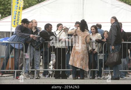 Der exklusiv-französische Sänger Amel Bent tritt live auf der 'Foire Expo' in Niort auf, 30. April 2006. Amel weinte auf der Bühne, als sie eine Melodie über ihre verpasste Liebe sang, die letzte Woche wegen Mordes eingesperrt wurde. Foto von Laurent Zabulon/ABACAPRESS.COM Stockfoto