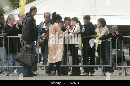 Der exklusiv-französische Sänger Amel Bent tritt live auf der 'Foire Expo' in Niort auf, 30. April 2006. Amel weinte auf der Bühne, als sie eine Melodie über ihre verpasste Liebe sang, die letzte Woche wegen Mordes eingesperrt wurde. Foto von Laurent Zabulon/ABACAPRESS.COM Stockfoto