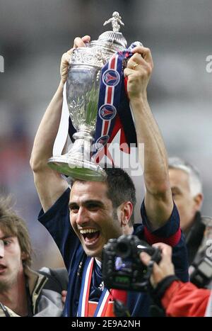PSG Kapitän Pedro Miguel Pauleta mit der Trophäe und sein Teamkollege feiern den Sieg beim französischen Fußballpokal, Paris-Saint-Germain gegen Olympique de Marseille, am 29. April 2006 bei der 'Stade de de France' in Saint-Denis, bei Paris, Frankreich. Paris-Saint-Germain gewann 2-1. Foto Christian Liewig/ABACAPRESS.COM Stockfoto