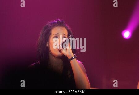 Der exklusiv-französische Sänger Amel Bent tritt live auf der 'Foire Expo' in Niort auf, 30. April 2006. Amel weinte auf der Bühne, als sie eine Melodie über ihre verpasste Liebe sang, die letzte Woche wegen Mordes eingesperrt wurde. Foto von Laurent Zabulon/ABACAPRESS.COM Stockfoto