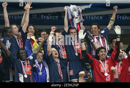PSG-Kapitän Pedro Miguel Pauleta mit der Trophäe und sein Teamkollege besiegten am 29. April 2006 den Sieg beim französischen Fußballpokal, Paris-Saint-Germain gegen Olympique de Marseille bei der 'Stade de de France' in Saint-Denis, bei Paris, Frankreich. Paris-Saint-Germain gewann 2-1. Foto Christian Liewig/ABACAPRESS.COM Stockfoto