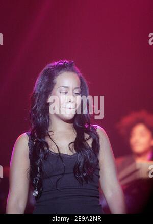 Der exklusiv-französische Sänger Amel Bent tritt live auf der 'Foire Expo' in Niort auf, 30. April 2006. Amel weinte auf der Bühne, als sie eine Melodie über ihre verpasste Liebe sang, die letzte Woche wegen Mordes eingesperrt wurde. Foto von Laurent Zabulon/ABACAPRESS.COM Stockfoto