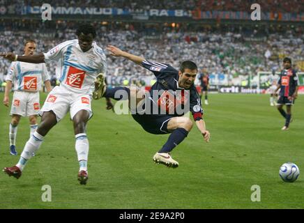 PSG-Kapitän Pedro Miguel Pauleta in Aktion während der Fußball-Französisch-Cup-Finale, Paris-Saint-Germain gegen Olympique de Marseille bei der 'Stade de France' in Saint-Denis, in der Nähe von Paris, Frankreich, am 29. April 2006. Paris-Saint-Germain gewann 2-1. Foto Christian Liewig/ABACAPRESS.COM Stockfoto