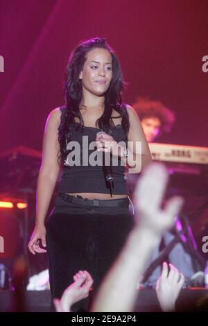 Der exklusiv-französische Sänger Amel Bent tritt live auf der 'Foire Expo' in Niort auf, 30. April 2006. Amel weinte auf der Bühne, als sie eine Melodie über ihre verpasste Liebe sang, die letzte Woche wegen Mordes eingesperrt wurde. Foto von Laurent Zabulon/ABACAPRESS.COM Stockfoto