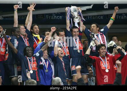 PSG-Kapitän Pedro Miguel Pauleta mit der Trophäe und sein Teamkollege besiegten am 29. April 2006 den Sieg beim französischen Fußballpokal, Paris-Saint-Germain gegen Olympique de Marseille bei der 'Stade de de France' in Saint-Denis, bei Paris, Frankreich. Paris-Saint-Germain gewann 2-1. Foto Christian Liewig/ABACAPRESS.COM Stockfoto