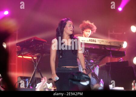Der exklusiv-französische Sänger Amel Bent tritt live auf der 'Foire Expo' in Niort auf, 30. April 2006. Amel weinte auf der Bühne, als sie eine Melodie über ihre verpasste Liebe sang, die letzte Woche wegen Mordes eingesperrt wurde. Foto von Laurent Zabulon/ABACAPRESS.COM Stockfoto