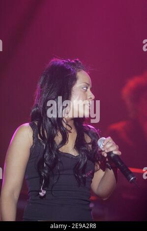 Der exklusiv-französische Sänger Amel Bent tritt live auf der 'Foire Expo' in Niort auf, 30. April 2006. Amel weinte auf der Bühne, als sie eine Melodie über ihre verpasste Liebe sang, die letzte Woche wegen Mordes eingesperrt wurde. Foto von Laurent Zabulon/ABACAPRESS.COM Stockfoto