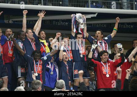 PSG-Kapitän Pedro Miguel Pauleta mit der Trophäe und sein Teamkollege besiegten am 29. April 2006 den Sieg beim französischen Fußballpokal, Paris-Saint-Germain gegen Olympique de Marseille bei der 'Stade de de France' in Saint-Denis, bei Paris, Frankreich. Paris-Saint-Germain gewann 2-1. Foto Christian Liewig/ABACAPRESS.COM Stockfoto