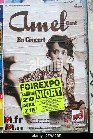 Der exklusiv-französische Sänger Amel Bent tritt live auf der 'Foire Expo' in Niort auf, 30. April 2006. Amel weinte auf der Bühne, als sie eine Melodie über ihre verpasste Liebe sang, die letzte Woche wegen Mordes eingesperrt wurde. Foto von Laurent Zabulon/ABACAPRESS.COM Stockfoto