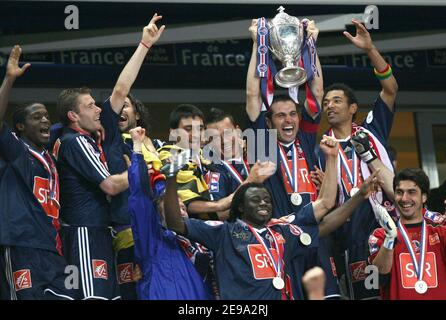 PSG Kapitän Pedro Miguel Pauleta mit der Trophäe und sein Teamkollege feiern den Sieg beim französischen Fußballpokal, Paris-Saint-Germain gegen Olympique de Marseille, am 29. April 2006 bei der 'Stade de de France' in Saint-Denis, bei Paris, Frankreich. Paris-Saint-Germain gewann 2-1. Foto Christian Liewig/ABACAPRESS.COM Stockfoto