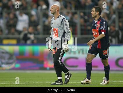 Olympique Marseilles Torhüter Fabien Barthez sieht niedergeschlagen aus, nachdem PSG-Kapitän Pedro Miguel Pauleta am 29. April 2006 bei der 'Stade de de France' in Saint-Denis bei Paris, Frankreich, das erste Tor beim französischen Fußballpokal Paris-Saint-Germain gegen Olympique de Marseille erzielte. Paris-Saint-Germain gewann 2-1. Foto Christian Liewig/ABACAPRESS.COM Stockfoto