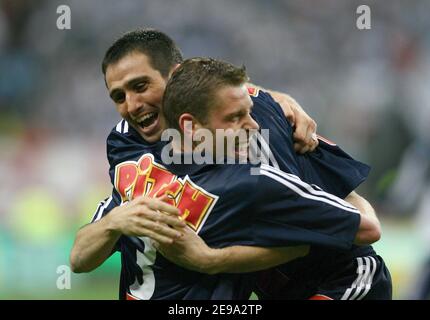 PSG-Kapitän Pedro Miguel Pauleta und Armand feiern den Sieg beim französischen Fußballpokal Paris-Saint-Germain gegen Olympique de Marseille am 29. April 2006 bei der 'Stade de de France' in Saint-Denis bei Paris, Frankreich. Paris-Saint-Germain gewann 2-1. Foto Christian Liewig/ABACAPRESS.COM Stockfoto