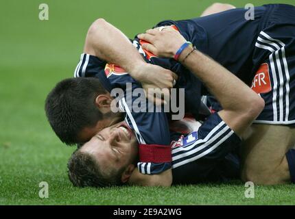 PSG-Kapitän Pedro Miguel Pauleta und Armand feiern den Sieg beim französischen Fußballpokal Paris-Saint-Germain gegen Olympique de Marseille am 29. April 2006 bei der 'Stade de de France' in Saint-Denis bei Paris, Frankreich. Paris-Saint-Germain gewann 2-1. Foto Christian Liewig/ABACAPRESS.COM Stockfoto
