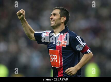 PSG-Kapitän Pedro Miguel Pauleta tritt am 29. April 2006 bei der 'Stade de France' in Saint-Denis bei Paris, Frankreich, den Sieg beim französischen Fußballpokal Paris-Saint-Germain gegen Olympique de Marseille ab. Paris-Saint-Germain gewann 2-1. Foto Christian Liewig/ABACAPRESS.COM Stockfoto