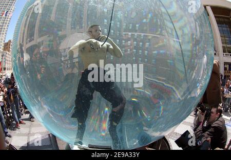 Der Performancekünstler und Magier David Blaine beginnt seinen todestrotzenden Stunt, als er in die wassergefüllte Sphäre kommt, in der er die nächsten 7 Tage und Nächte verbringen wird, am Montag, den 1st. Mai 2006, auf dem Plaza im Lincoln Center in New York City, NY, USA. Foto von Nicolas Khayat/ABACAPRESS.COM Stockfoto