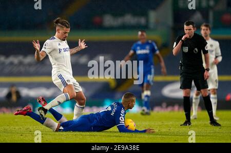 Leeds United's Kalvin Phillips (links) fouls Everton's Richarlison vor Schiedsrichter Michael Oliver (rechts) während des Premier League Spiels in Elland Road, Leeds. Bilddatum: Mittwoch, 3. Februar 2021. Stockfoto