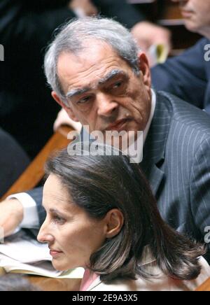 Die Mitglieder der französischen Sozialistischen Partei Segolene Royal und Henri Emmanuelli nehmen an den Fragen der Regierung in der Nationalversammlung in Paris, Frankreich, am 2. Mai 2006 Teil. Foto von Mehdi Taamallah/ABACAPRESS.COM Stockfoto