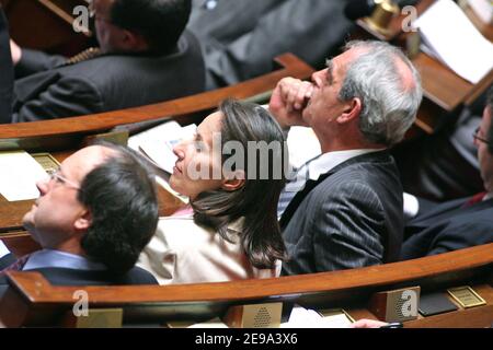 Die Mitglieder der französischen Sozialistischen Partei Segolene Royal und Henri Emmanuelli nehmen an den Fragen der Regierung in der Nationalversammlung in Paris, Frankreich, am 2. Mai 2006 Teil. Foto von Mehdi Taamallah/ABACAPRESS.COM Stockfoto